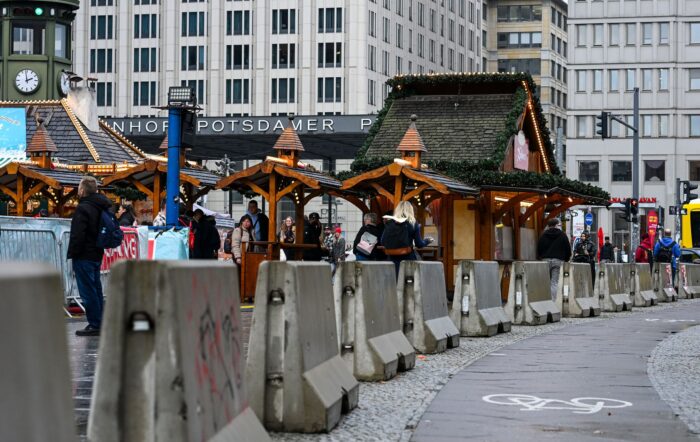 In Berlin und den anderen deutschen Städten werden die Weihnachtsmärkte mit Sperrelementen gesichert.