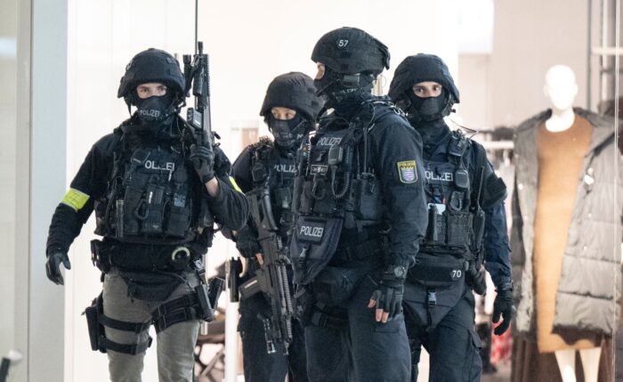 Schwer bewaffnete Polizisten durchkämmen das Nordwestzentrum in Frankfurt. 