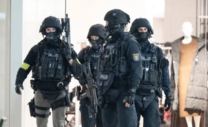 Schwer bewaffnete Polizisten durchkämmen das Nordwestzentrum in Frankfurt.
