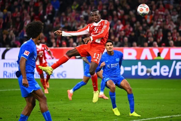 Loïc Badé (l) schaute erst beim Kopfball von Nicolas Jackson zu, traf später ins eigene Tor.