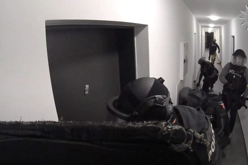 Die slowakische Polizei stürmt ein Appartement - hinter dieser Tür vermuteten sie den Ursprung vieler Schockanrufe. (Handout)