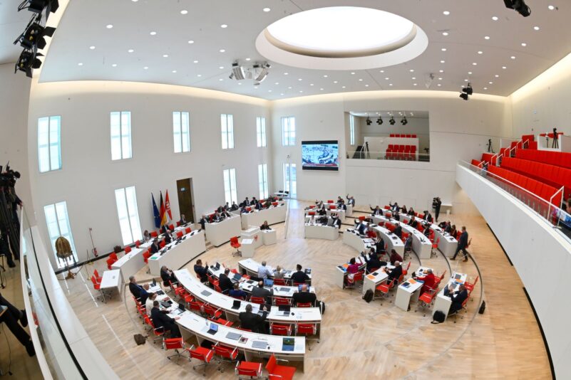 Der Brandenburger Landtag hat über zwei teils umstrittene Medienstaatsverträge entschieden.