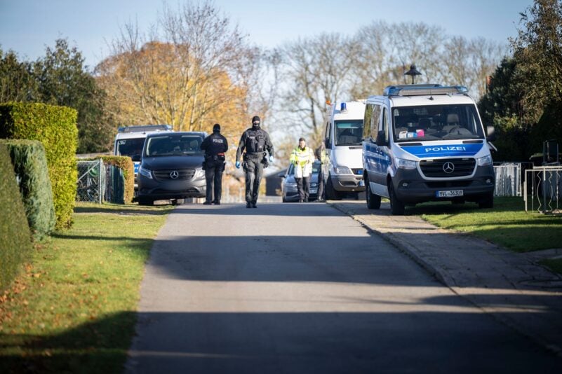 Rund 120 Kräfte sind laut Polizei bei den Durchsuchungen im Einsatz.