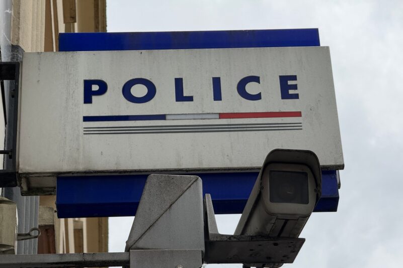 Ein Stalker, der sich in Frankreich unter dem Bett seiner Ex-Frau versteckte, wurde in einem beschleunigten Verfahren verurteilt. (Symbolbild)