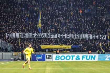 Fanproteste im Fußballstadion gehen weiter – Plakate und Schweigen