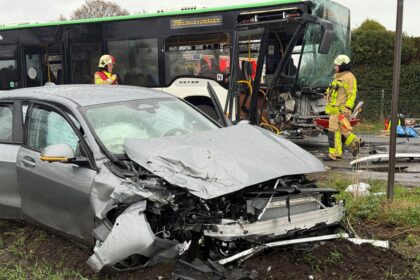 Dorsten: Schulbus prallt mit Autos zusammen – 22 Kinder unverletzt