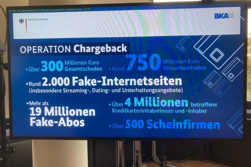 Informationen zu "Operation Chargeback" sind im Rahmen einer Pressekonferenz beim BKA auf einem Bildschirm zu sehen.