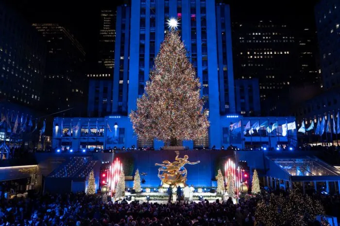 Der aktuelle Weihnachtsbaum am Rockefeller Center in Manhattan: Mehr als 20 Meter hoch und geschmückt mit über 50.000 LEDs markiert er den Beginn der Weihnachtszeit in New York.