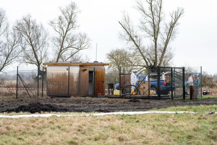 Aufräumen nach dem Unglück: Arbeiter bei Gramzow. 