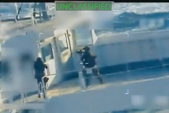 Dieses Bild aus einem Video, das auf dem X-Account von Generalstaatsanwältin Pam Bondi gepostet und von der Quelle teilweise unkenntlich gemacht wurde, zeigt einen Öltanker, der von den US-Streitkräften vor der Küste Venezuelas beschlagnahmt wird.