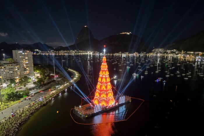 Der schwimmende Weihnachtsbaum am Strand von Botafogo in Rio de Janeiro: Die rund 80 Meter hohe, spektakulär beleuchtete Installation auf dem Wasser gilt als Comeback des berühmten «Flutuante». (Archivbild)