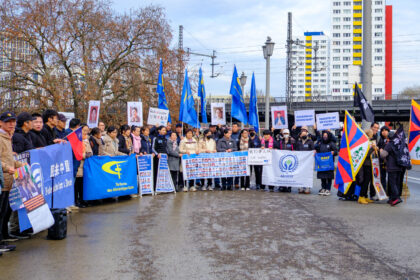 „Dieses Handeln bleibt nicht ohne Konsequenzen“: Proteste vor der chinesischen Botschaft in Berlin