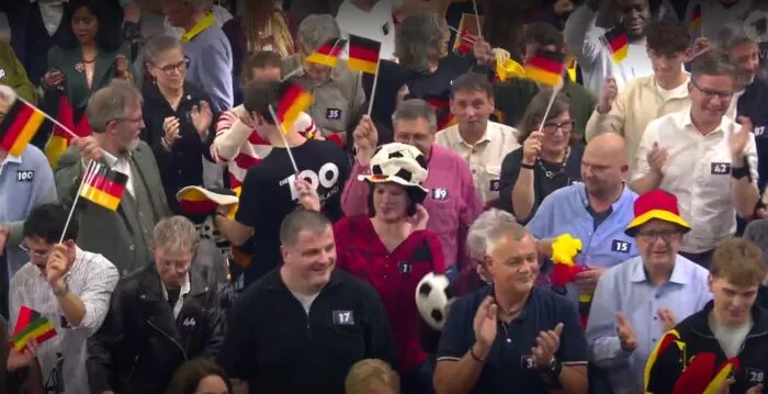 Trotz der überwiegenden Skepsis im Publikum zur Qualität der Regierungsleistung wurden während der Sendung „Die 100“ eine „Deutschlandparty“ gefeiert. Foto: Bildschirmfoto/ARD-„Mediathek“