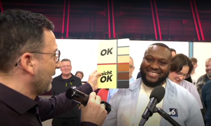 Moderator Till Nassif hielt einem stark pigmentierten jungen Mann eine Hautfarbenskala entgegen: Wäre er im Sinne der Merzschen „Stadtbild“-Debatte noch „okay“? Foto: Bildschirmfoto/ARD-„Mediathek“