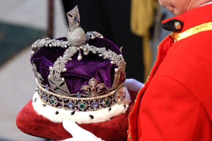 Lebensmittelattacke auf britische Kronjuwelen – Vier Verdächtige festgenommen