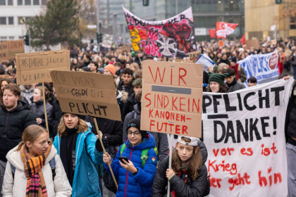 Bundestag stimmt für neuen Wehrdienst – landesweite Proteste und Schulstreiks dagegen