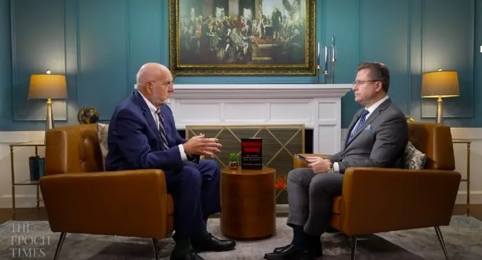 Der ehemalige CDC-Direktor Dr. Robert Redfield (l.) im Gespräch mit Jan Jekielek von „The Epoch Times“. Foto: Bildschirmfoto/The Epoch Times