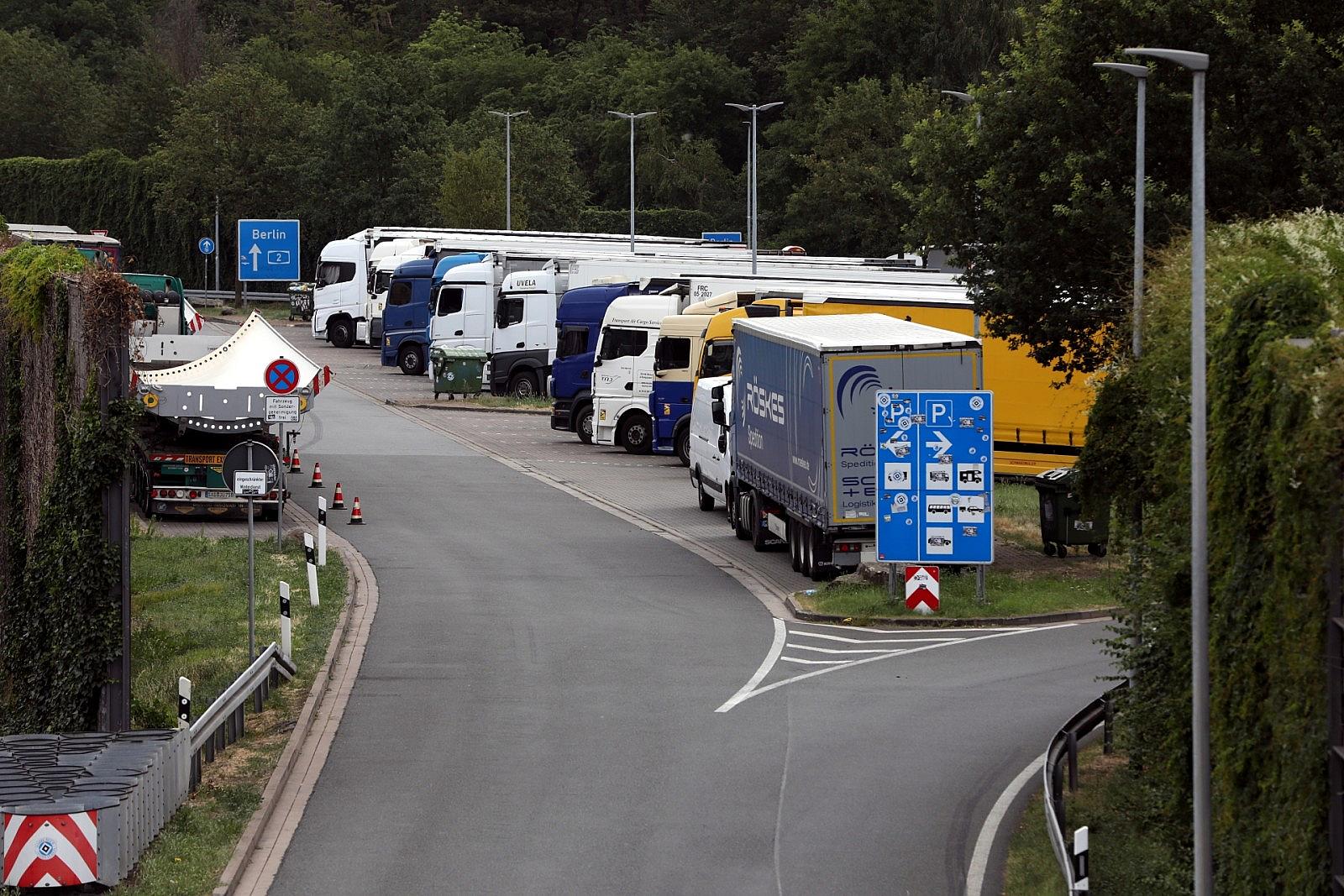 Zahl-mautpflichtiger-Lkws-auf-Autobahnen-gesunken-Unsicherheit-bei-Selbstst-ndigen-bleibt