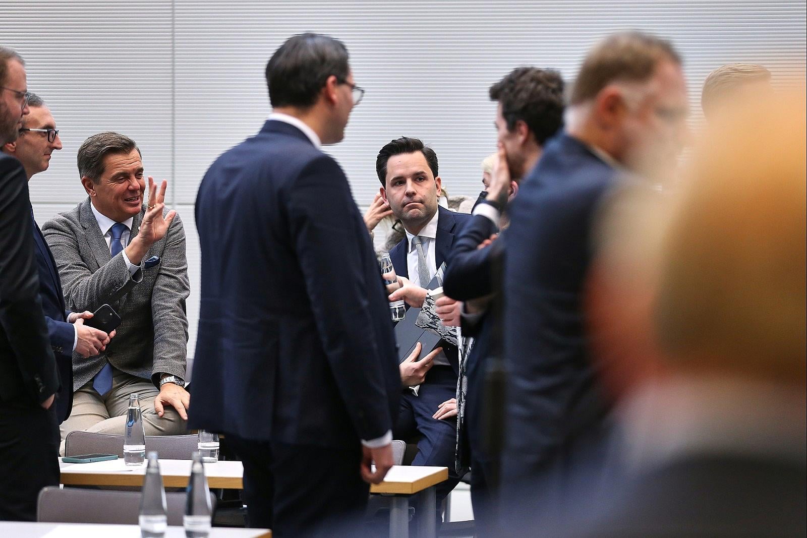 RENTEN-TICKER-Linke-enth-lt-sich-bei-Abstimmung-Kein-Entscheid-ber-Entschlie-ungsantrag