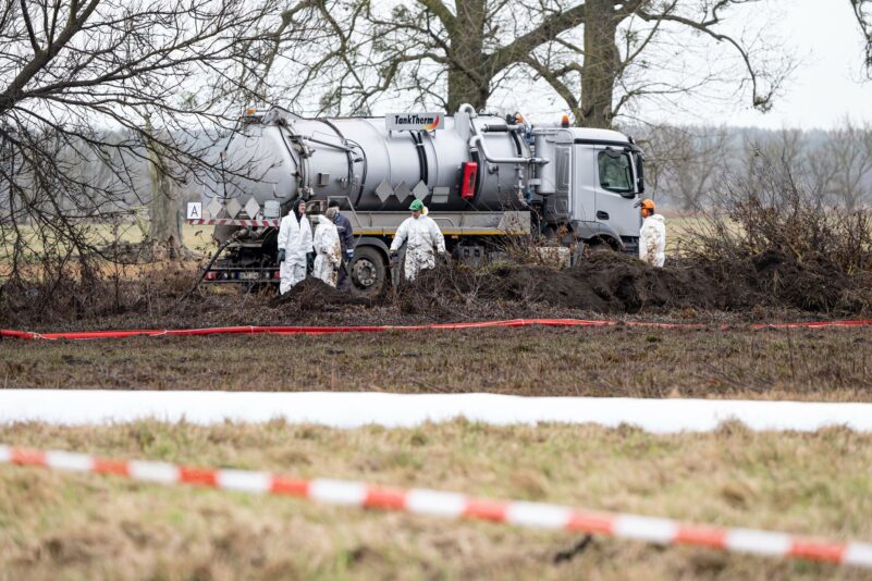 Arbeiter stehen nach einem Leck an einer PCK-Pipeline an einem Tankwagen bei Gramzow. Am Vortag kam es an einer zur PCK Raffinerie gehörenden Pipeline zu einer Havarie, bei der Hunderttausende Liter Rohöl ausgetreten waren.