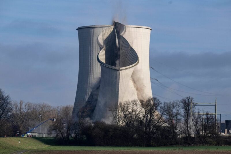 Abgerissen: Der Kühlturm von Block B im ehemaligen Atomkraftwerk Biblis fällt in sich zusammen, nachdem er mit Spezialgeräten destabilisiert worden war.