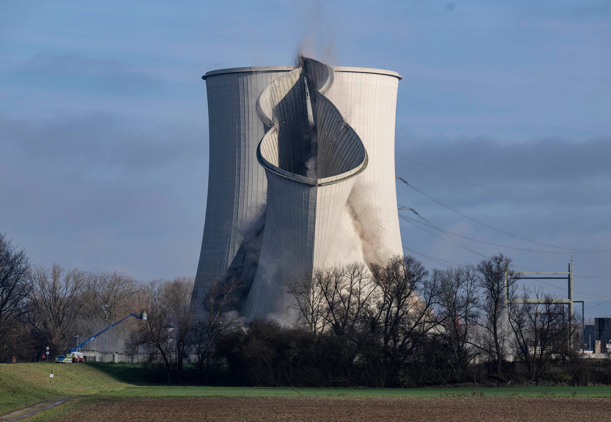 Dritter-Turm-an-stillgelegtem-Atomkraftwerk-Biblis-kontrolliert-eingest-rzt