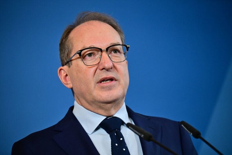 Innenminister Dobrindt will die Flughäfen in Deutschland besser vor Störungen durch Drohnen schützen. (Archivbild)