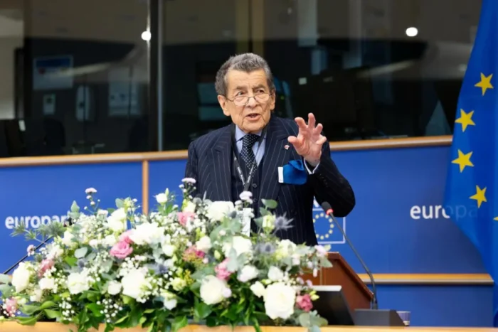 Sir Geoffrey Nice KC, Vorsitzender des China Tribunals, spricht beim fünften jährlichen Gipfel der Interparlamentarischen Allianz für China in Brüssel am 7. November 2025. Foto: IPAC