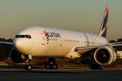 Brand unter Flugzeug in São Paulo – Passagiere evakuiert