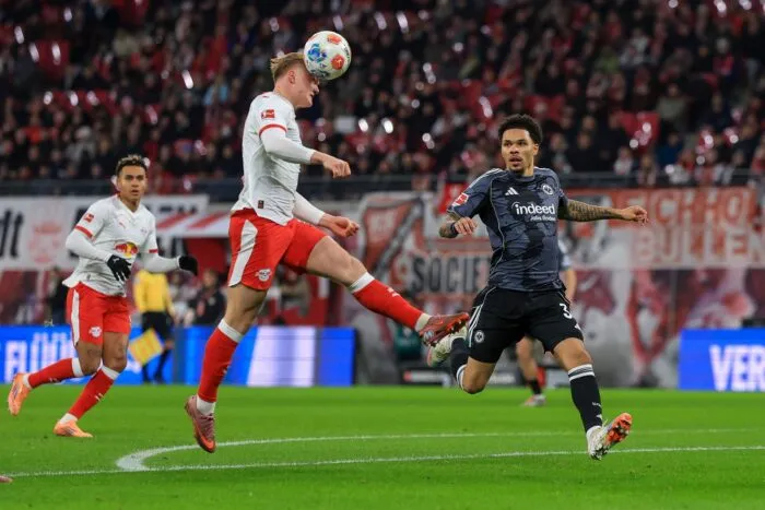 Conrad Harder (RB Leipzig) trifft zum 1:0, Nnamdi Collins (r, Eintracht Frankfurt) kann es nicht verhindern.