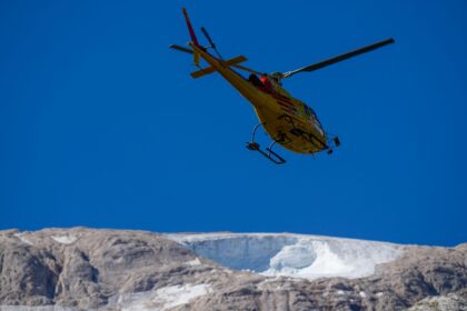Zu wenig Neuschnee in den Alpen: Schnee kommt mit dem Hubschrauber