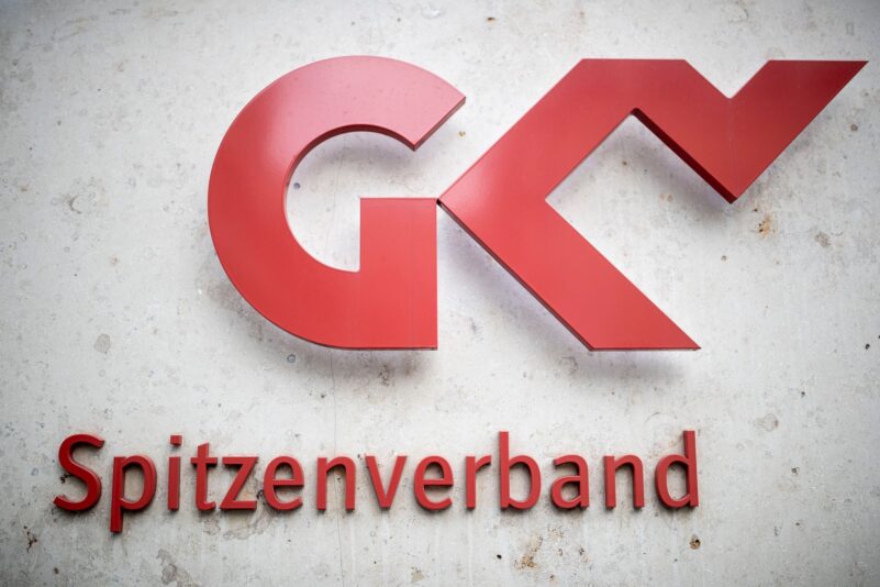 Der GKV-Spitzenverband, Vertreter der gesetzlichen Krankenkassen, streitet mit dem Bund um Milliardenkosten für Bürgergeldempfänger. (Archivbild)