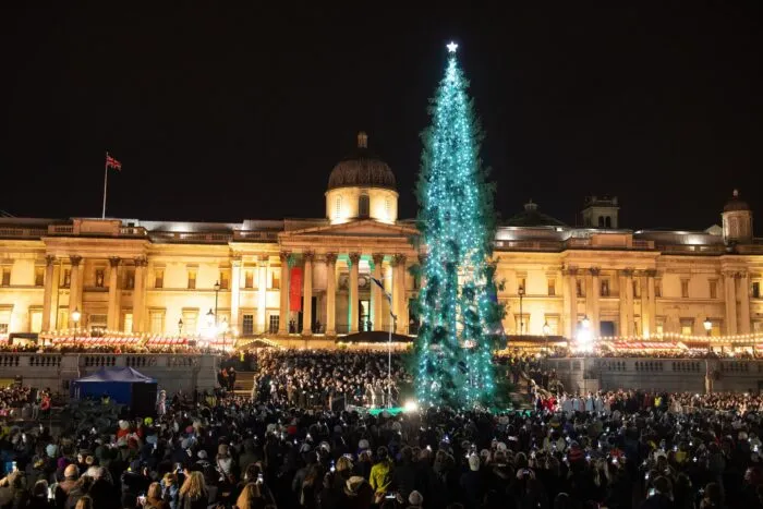 Der traditionell von Norwegen geschenkte Baum 2019 auf dem Trafalgar Square: Über 20 Meter hoch, schlicht dekoriert und ein Symbol der britisch-norwegischen Freundschaft seit 1947. (Archivbild)