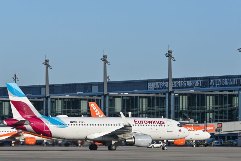 Eurowings-Maschine am Flughafen - einsteigen mit gutem Gewissen, weil man Klimaschutzprojekte unterstützt hat?