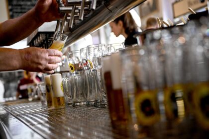 Firmen wollen wegen Mindestlohnerhöhung Jobs abbauen