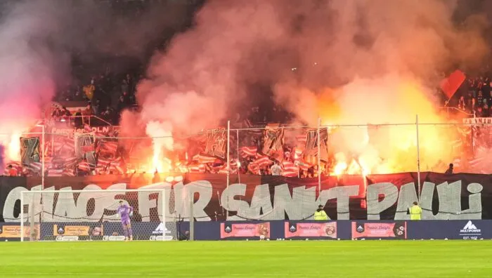 St.-Pauli-Fans brennen auf der Tribüne Feuerwerkskörper ab.