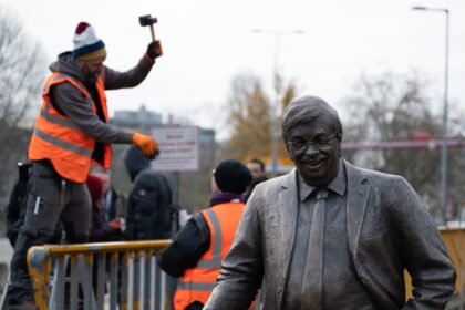 Lübcke-Statue vor CDU-Zentrale platziert – Merz: „Vollkommen geschmacklos“