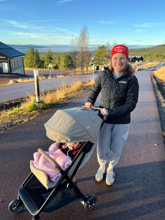 Biathletin Janina Hettich-Walz mit ihrer Tochter Karlotta.