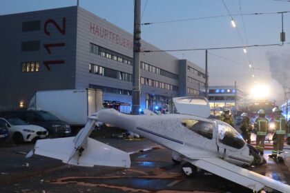 Flugzeug landet auf viel befahrener Straße in Mannheim – ein Schwerverletzter