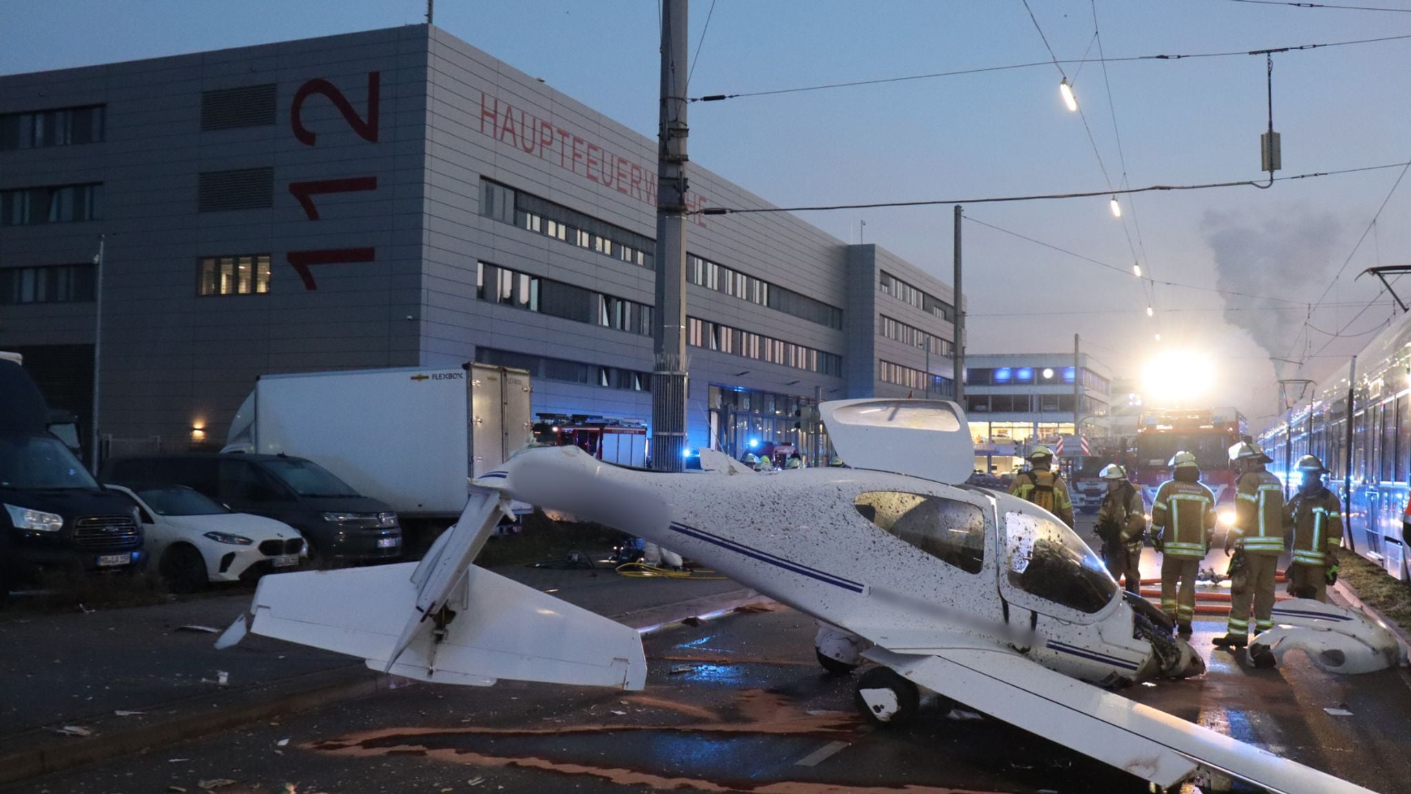Flugzeug-landet-auf-viel-befahrener-Stra-e-in-Mannheim-ein-Schwerverletzter