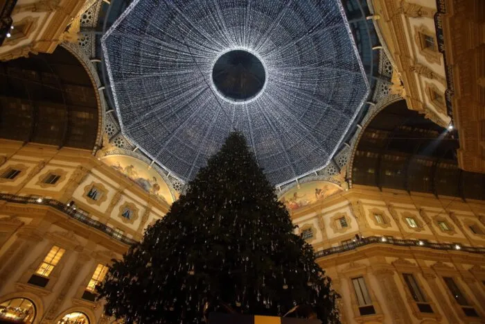 Moderne Inszenierung in Mailands berühmter Einkaufsgalerie: Der Weihnachtsbaum - hier im Dezember 2016 - wird glamourös mit LED-Lichtern beleuchtet und luxuriösen Ornamenten von Marken wie Cartier oder Swarovski verziert. (Archivbild)